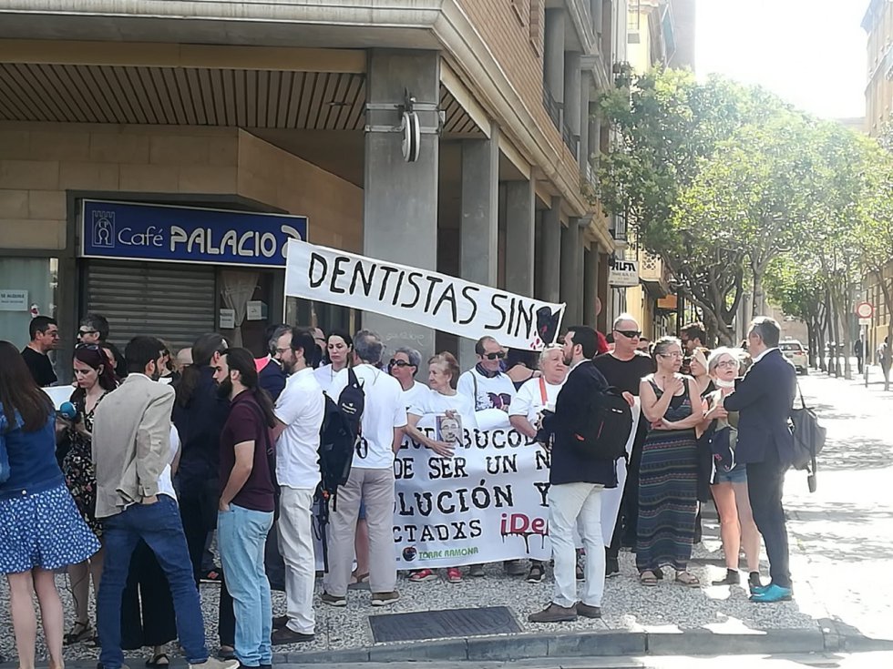 La conformación de las Cortes de Aragón no ha estado exenta de protestas: los afectados de iDental exigen soluciones La conformación de las Cortes de Aragón no ha estado exenta de protestas: los afectados de iDental exigen soluciones