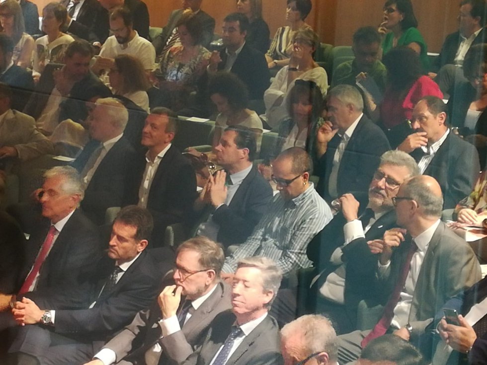 El protocolo deja situaciones tan curiosas (quizá, incómodas) como esta: al diputado de Vox por la provincia de Zaragoza, Pedro Fernández, le ha tocado sentarse entre el concejal de Podemos, Fernando Rivarés, y el concejal de Zaragoza en Común, Alberto Cubero, ambos del Ayuntamiento de Zaragoza El protocolo deja situaciones tan curiosas (quizá, incómodas) como esta: al diputado de Vox por la provincia de Zaragoza, Pedro Fernández, le ha tocado sentarse entre el concejal de Podemos, Fernando Rivarés, y el concejal de Zaragoza en Común, Alberto Cubero, ambos del Ayuntamiento de Zaragoza