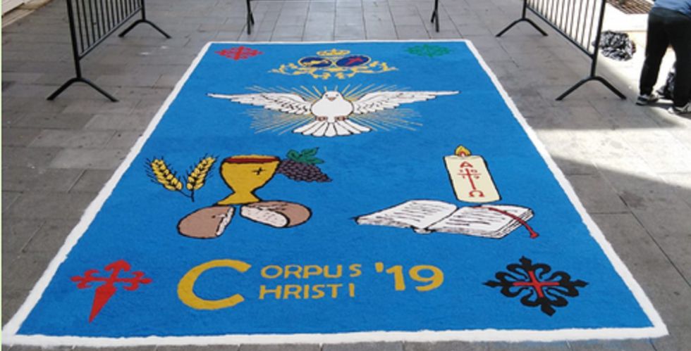 Alfombra de la Hermandad de la Dolorosa de Santiago en la calle Prado de Ciudad Real Alfombra de la Hermandad de la Dolorosa de Santiago en la calle Prado de Ciudad Real