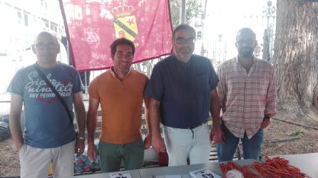 El presidente del Club Nacional dle Galgo Español, Francisco Carlos Campillo, segundo por la derecha, acompañado de los concejales y técnico medioambiental