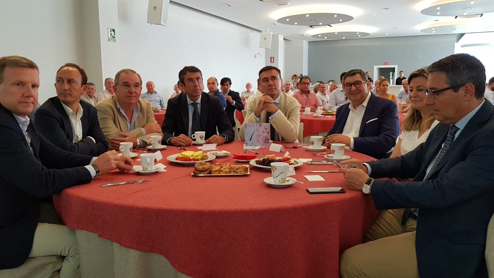Numerosos empresarios del sector de los subtropicales han acudido al Encuentro SER en Vélez-Málaga Numerosos empresarios del sector de los subtropicales han acudido al Encuentro SER en Vélez-Málaga