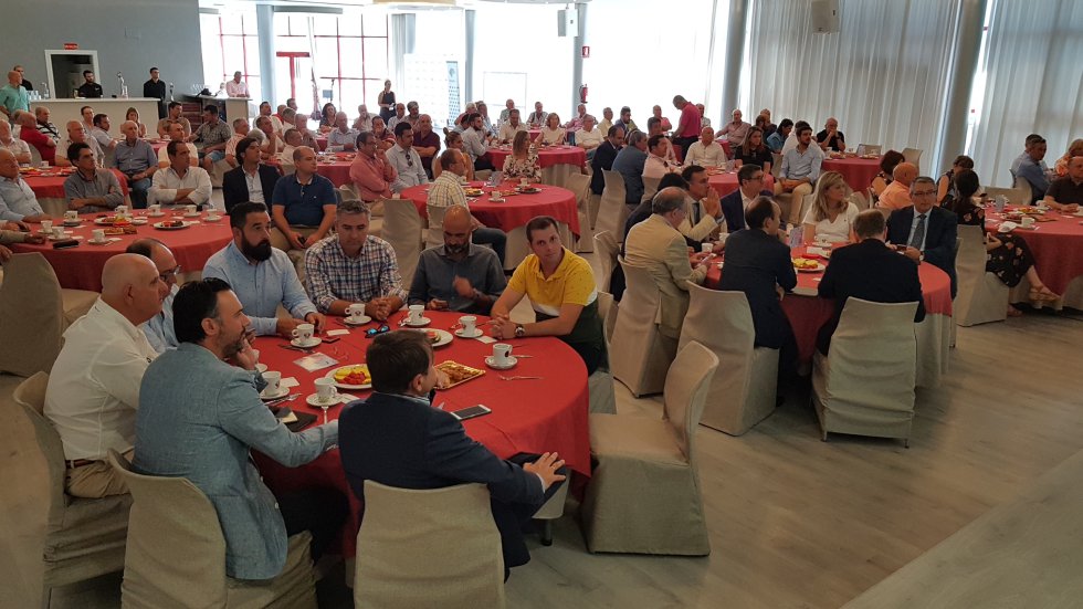 Numerosos empresarios del sector de los subtropicales han acudido al Encuentro SER en Vélez-Málaga Numerosos empresarios del sector de los subtropicales han acudido al Encuentro SER en Vélez-Málaga