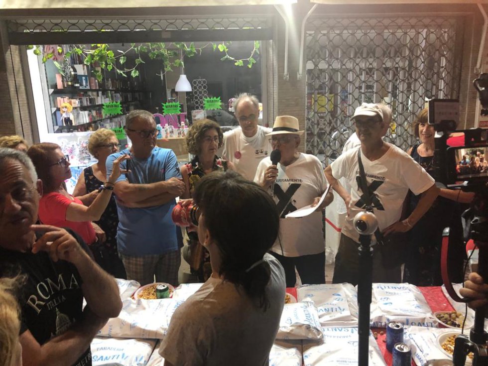 Joaquín Contreras, portavoz y cara visible de las protestas contra la llegada del AVE en superficie se dirige a los asistentes Joaquín Contreras, portavoz y cara visible de las protestas contra la llegada del AVE en superficie se dirige a los asistentes