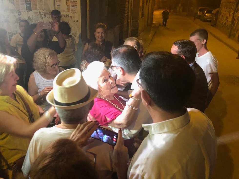 Diego Conesa (PSOE) y la 'abuela de las vías' volvieron a protagonizar 'el beso del entendimiento' entre la administración Nacional y los vecinos Diego Conesa (PSOE) y la 'abuela de las vías' volvieron a protagonizar 'el beso del entendimiento' entre la administración Nacional y los vecinos
