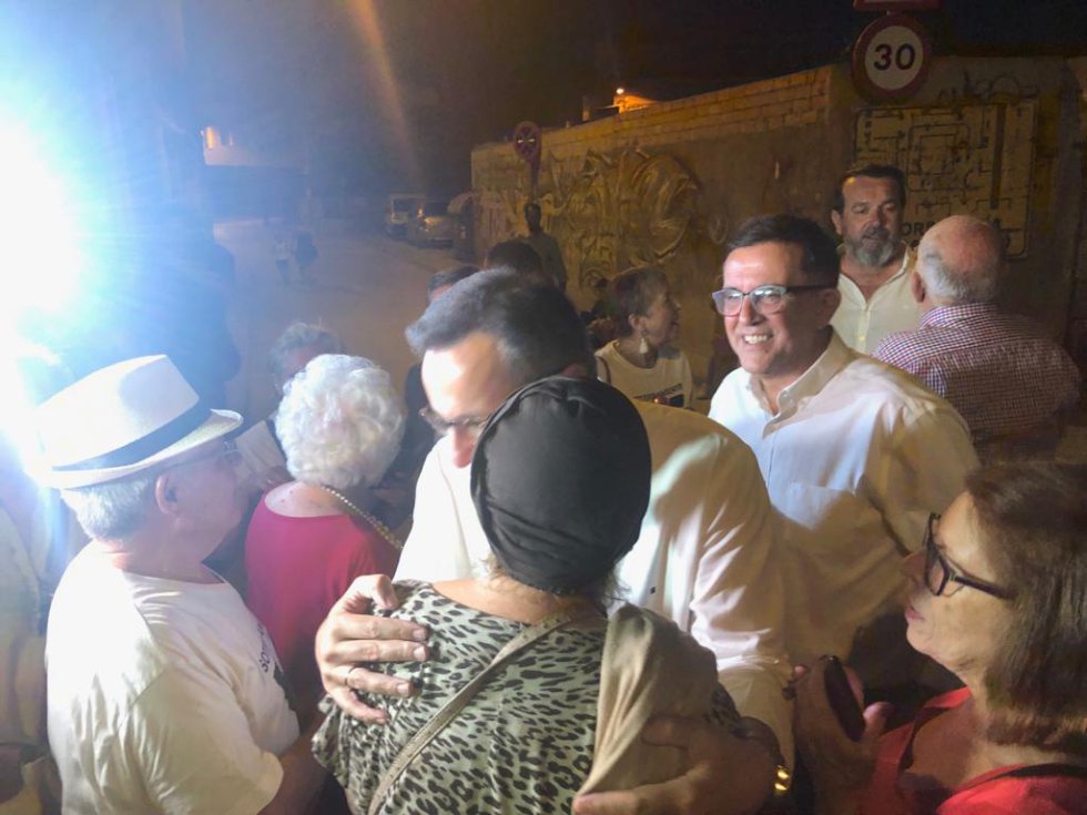 El secretario general de los socialistas murcianos y portavoz del Grupo Parlamentario Socialista, Diego Conesa, recibió las felicitaciones de los vecinos de los barrios del sur El secretario general de los socialistas murcianos y portavoz del Grupo Parlamentario Socialista, Diego Conesa, recibió las felicitaciones de los vecinos de los barrios del sur