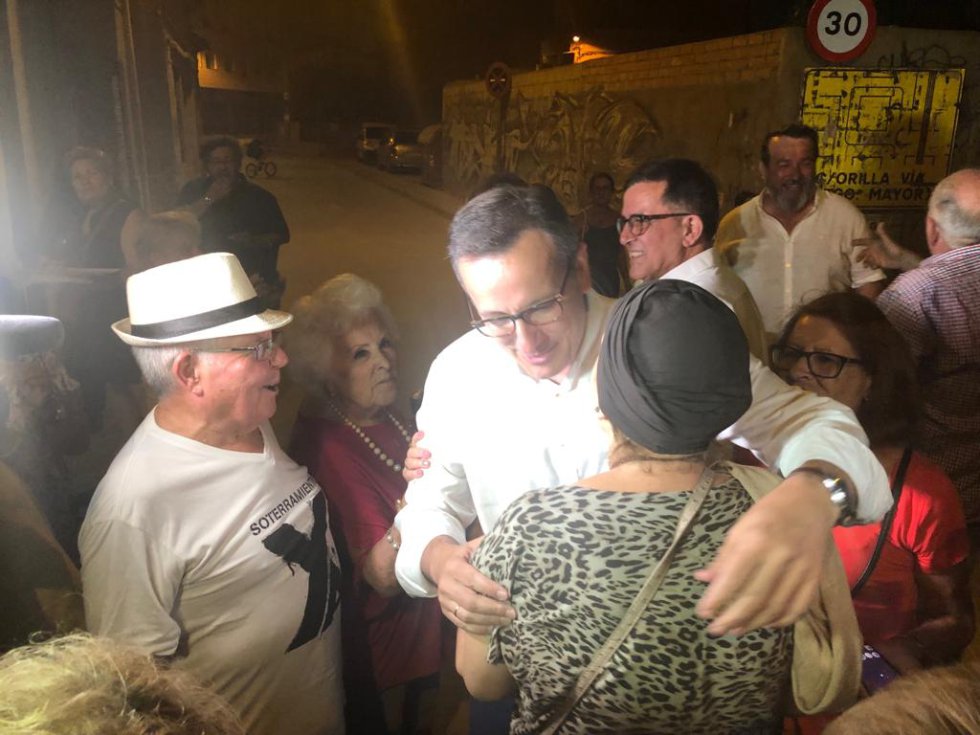 Joaquín Contreras observa atentamente los abrazos a Diego Conesa por parte de los vecinos Joaquín Contreras observa atentamente los abrazos a Diego Conesa por parte de los vecinos