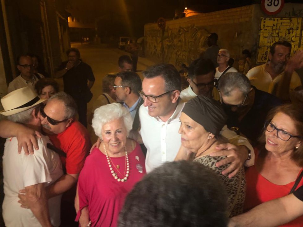 Abrazos, fotografías y felicitaciones por lo conseguido como menú de una noche de fiesta Abrazos, fotografías y felicitaciones por lo conseguido como menú de una noche de fiesta