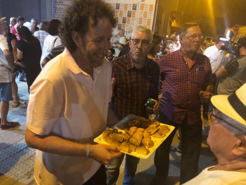 El escritor Jerónimo Tristante repartiendo 'saladitos' entre los asistentes El escritor Jerónimo Tristante repartiendo 'saladitos' entre los asistentes