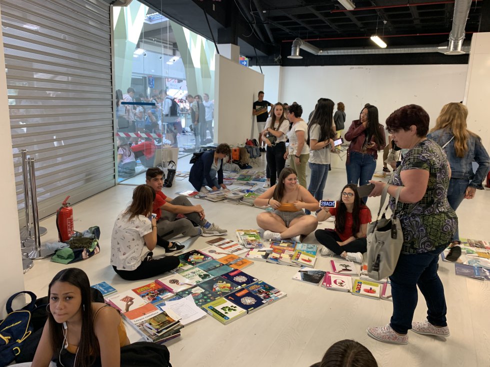 El Mercadillo Gelete del libro usado de texto se convierte en éxito un año más El Mercadillo Gelete del libro usado de texto se convierte en éxito un año más