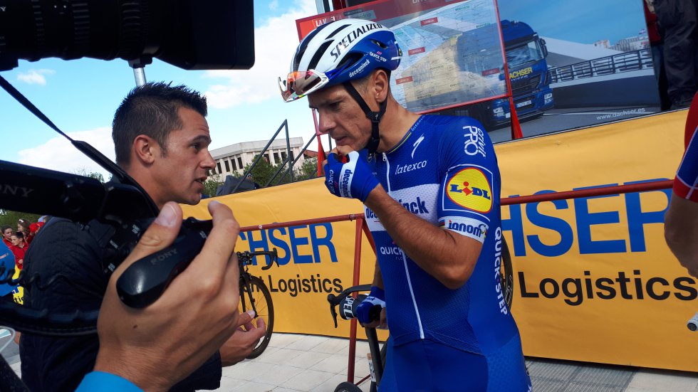 El belga Philippe Gilbert atiende a uno de los medios de comunicación que cubre La Vuelta.