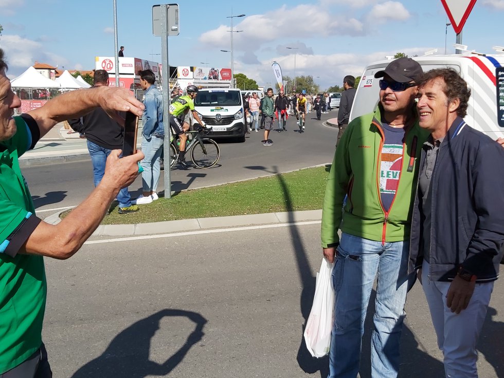 El ex ciclista y comentarista de RTVE, Pedro Delgado, atiende a los aficionados en la salida ribereña.