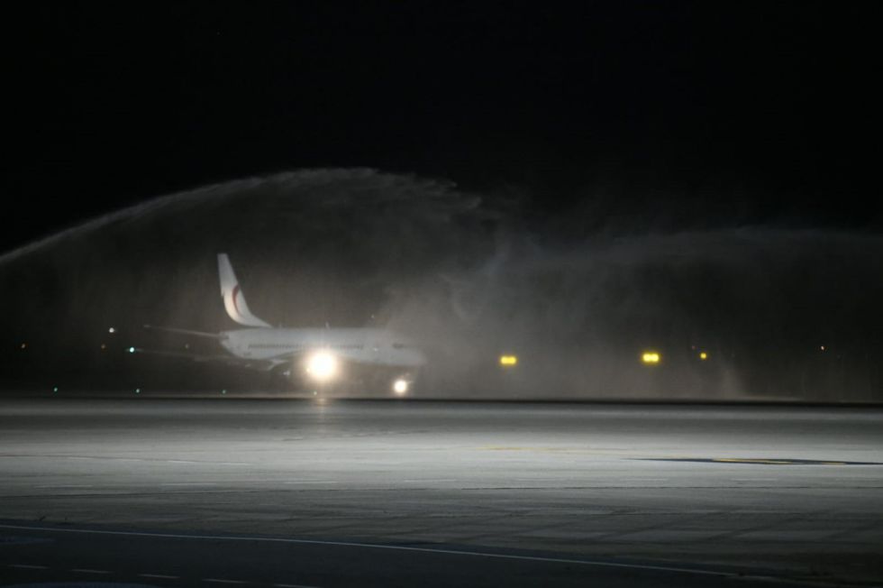Las imágenes del primer avión en el aeropuerto Las imágenes del primer avión en el aeropuerto