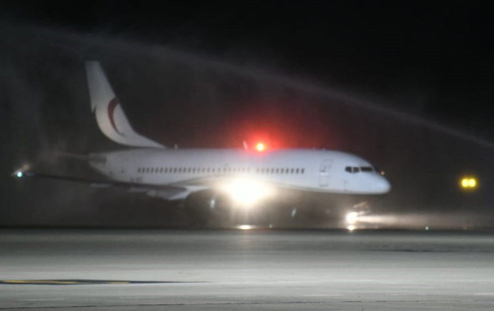 Las imágenes del primer avión en el aeropuerto Las imágenes del primer avión en el aeropuerto