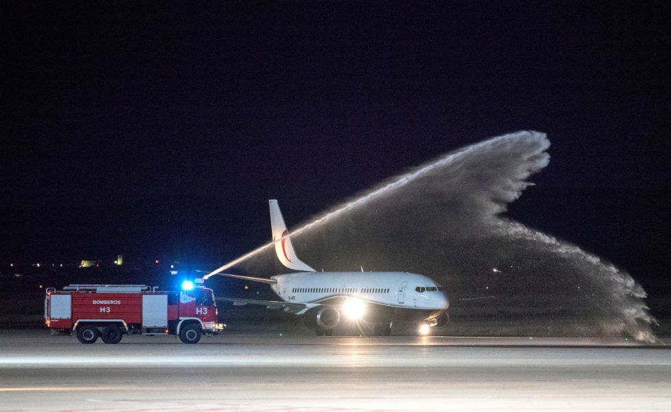 Las imágenes del primer avión en el aeropuerto Las imágenes del primer avión en el aeropuerto