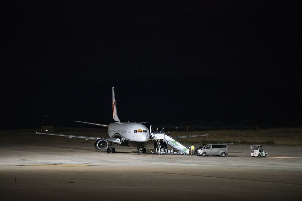 Las imágenes del primer avión en el aeropuerto Las imágenes del primer avión en el aeropuerto