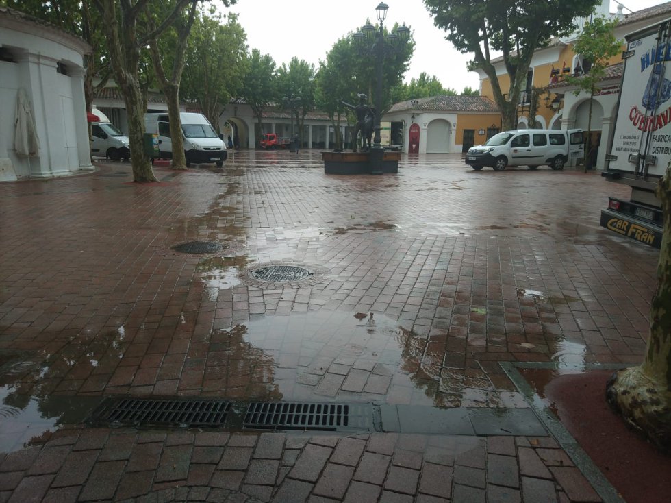 La lluvia, protagonista de las imágenes de la Feria de este viernes 13 La lluvia, protagonista de las imágenes de la Feria de este viernes 13