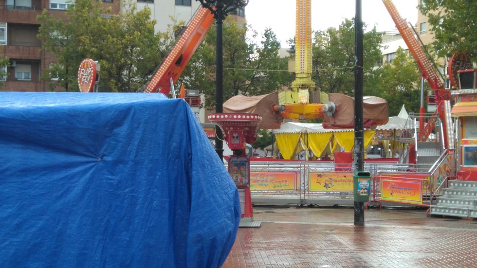 La lluvia, protagonista de las imágenes de la Feria de este viernes 13 La lluvia, protagonista de las imágenes de la Feria de este viernes 13