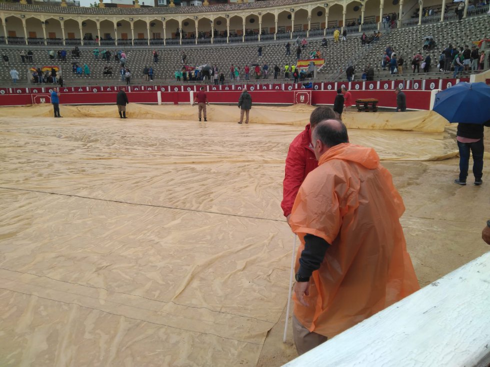 La lluvia, protagonista de las imágenes de la Feria de este viernes 13 La lluvia, protagonista de las imágenes de la Feria de este viernes 13