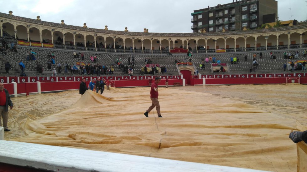 La lluvia, protagonista de las imágenes de la Feria de este viernes 13 La lluvia, protagonista de las imágenes de la Feria de este viernes 13