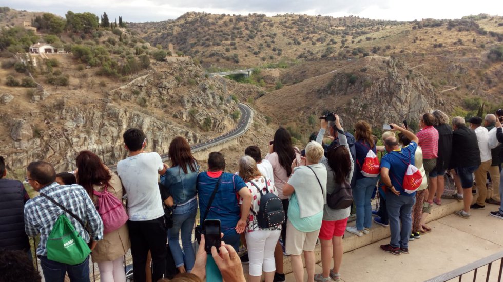 Público esperando a la carrera a su paso por el Valle Público esperando a la carrera a su paso por el Valle