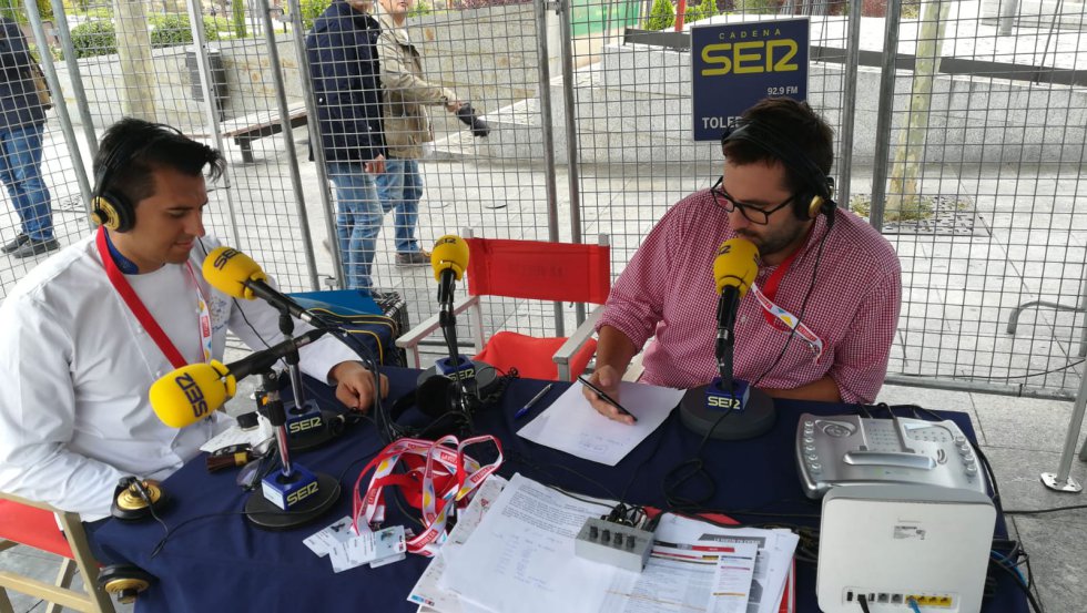 Carlos Abengózar presentando a pie de meta Hoy por Hoy Toledo, aquí con el chef Chozas Carlos Abengózar presentando a pie de meta Hoy por Hoy Toledo, aquí con el chef Chozas