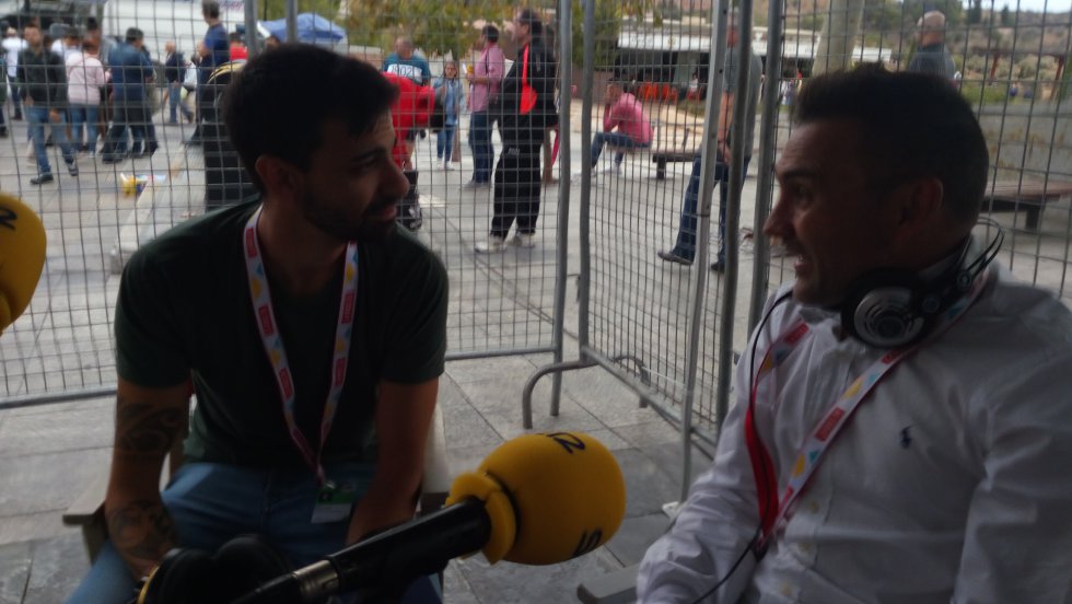El programa SER Deportivos Toledo también se emitió desde la llegada. Aquí Rafa Díaz Justo junto a Álvaro Calleja El programa SER Deportivos Toledo también se emitió desde la llegada. Aquí Rafa Díaz Justo junto a Álvaro Calleja