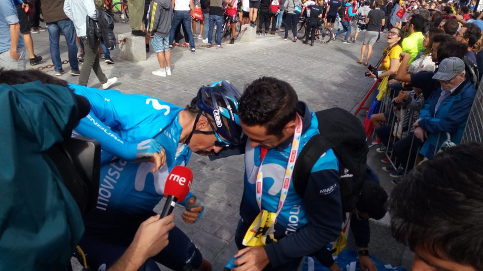 Oficiales de los equipos atienden a los ciclistas recién llegados Oficiales de los equipos atienden a los ciclistas recién llegados