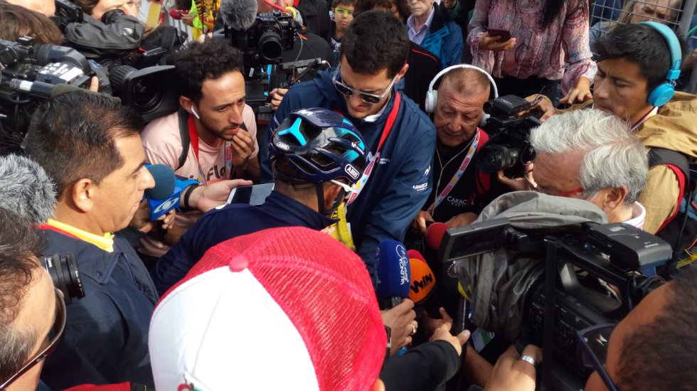 Nairo Quintana con una nube de periodistas americanos alrededor Nairo Quintana con una nube de periodistas americanos alrededor