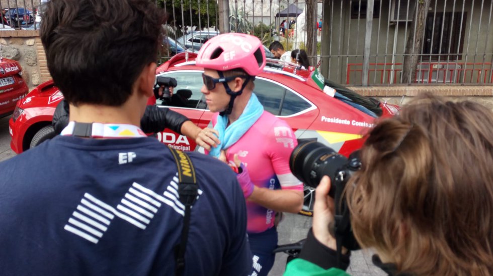 Oficiales de los equipos atienden a los ciclistas recién llegados Oficiales de los equipos atienden a los ciclistas recién llegados