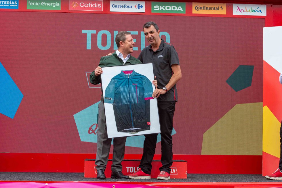 García-Page recibe un maillot de manos del director de La Vuelta García-Page recibe un maillot de manos del director de La Vuelta