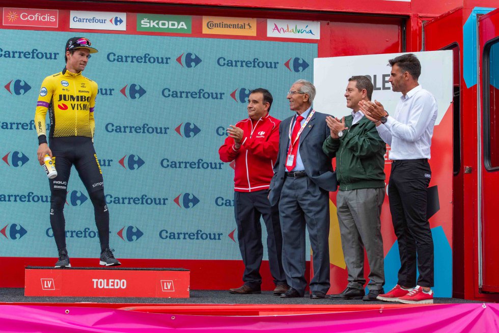 Pereiro, García-Page y Bahamontes aplauden al líder Primoz Roglic Pereiro, García-Page y Bahamontes aplauden al líder Primoz Roglic