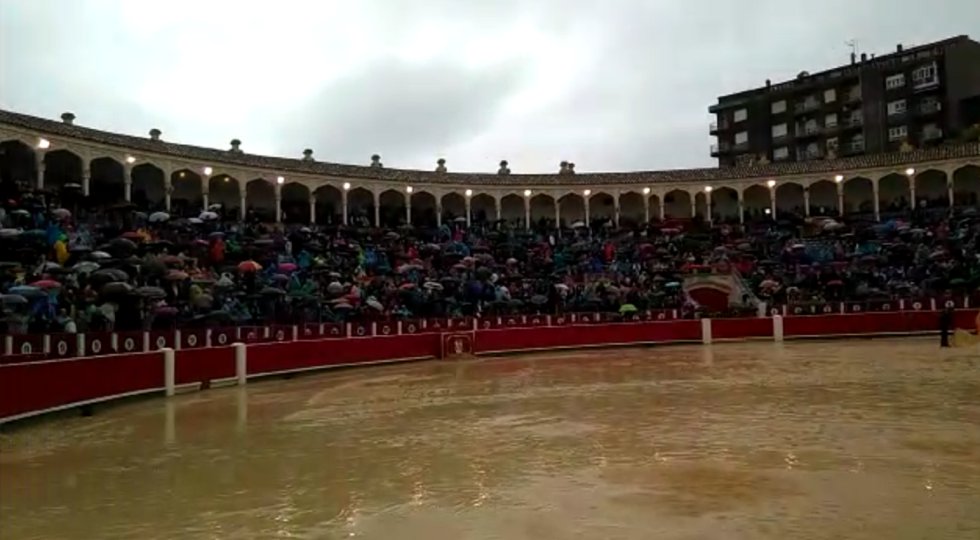 Las imágenes de la cancelación de la corrida de toros del Juli, Manzanares y Ureña Las imágenes de la cancelación de la corrida de toros del Juli, Manzanares y Ureña