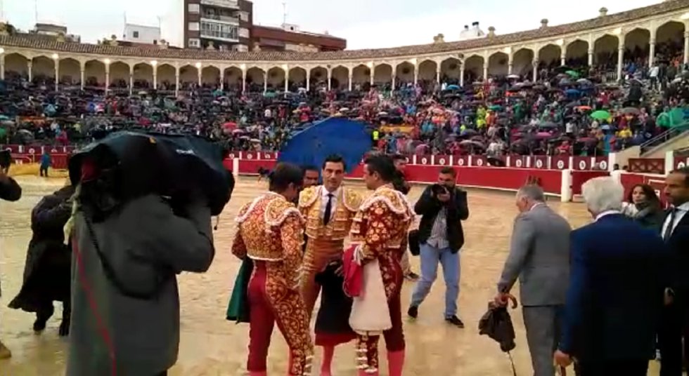 Las imágenes de la cancelación de la corrida de toros del Juli, Manzanares y Ureña Las imágenes de la cancelación de la corrida de toros del Juli, Manzanares y Ureña