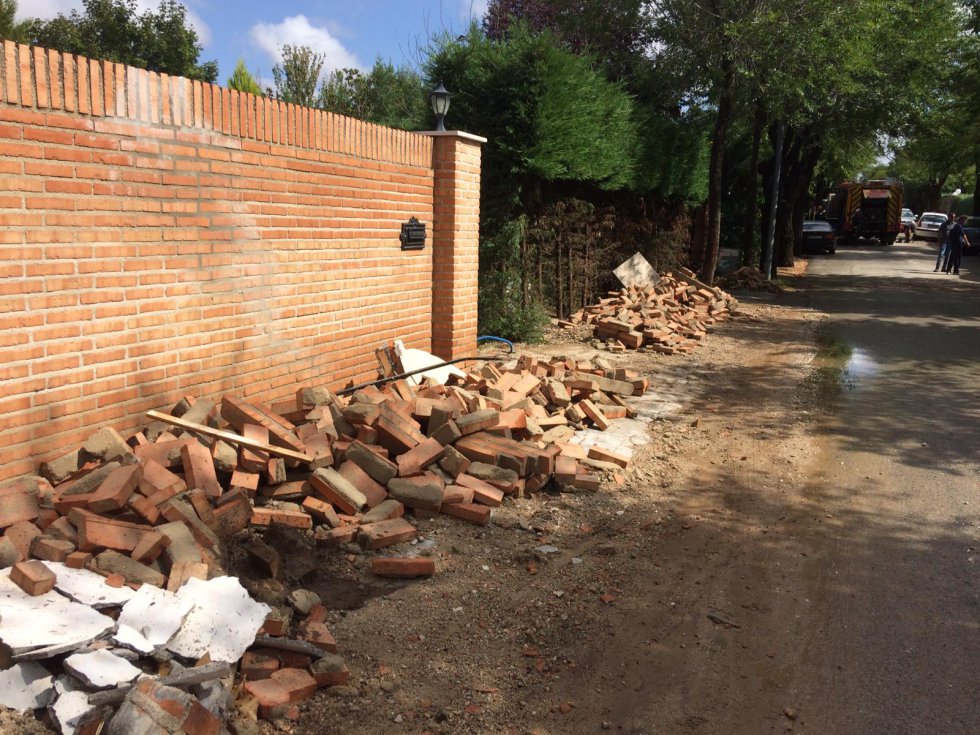 Muro derribado por el agua en Eurovillas. Muro derribado por el agua en Eurovillas.