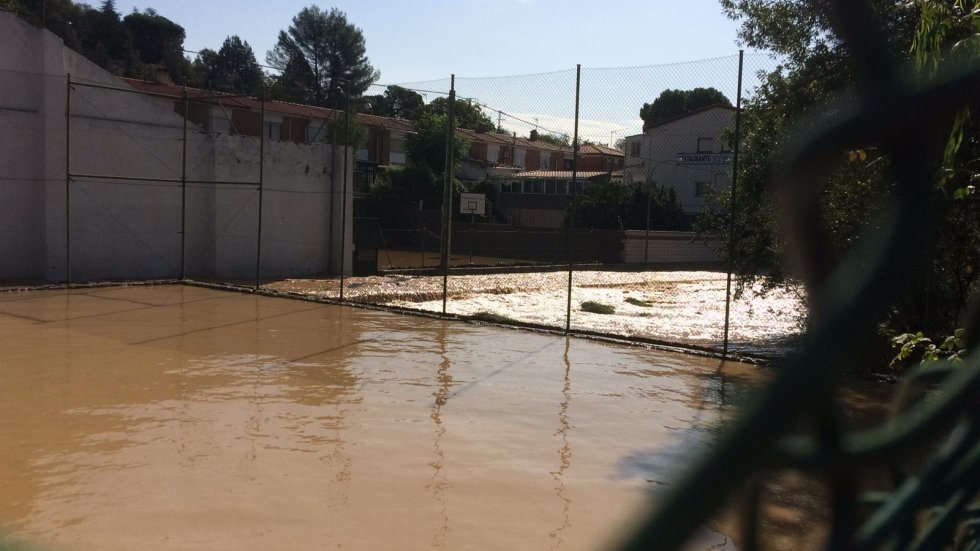 Pista de tenis inundada en Villar del Olmo. Pista de tenis inundada en Villar del Olmo.