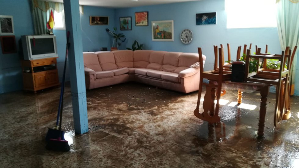 Salón de un chale inundado en Eurovillas. Salón de un chale inundado en Eurovillas.