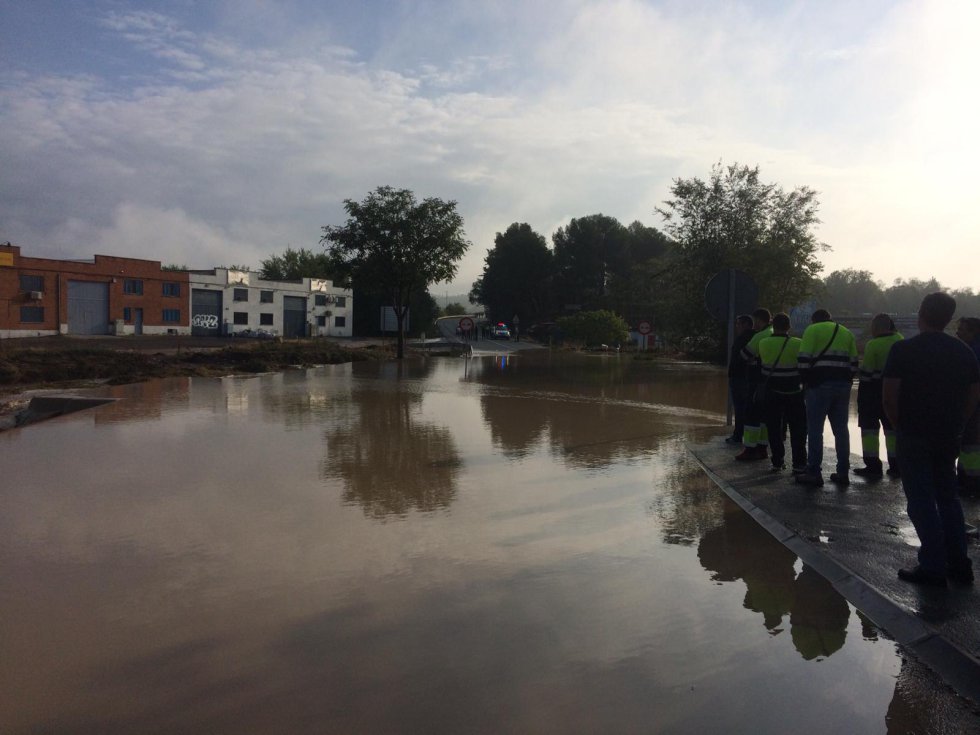 Una avenida de Villar del Olmo inundada. Una avenida de Villar del Olmo inundada.