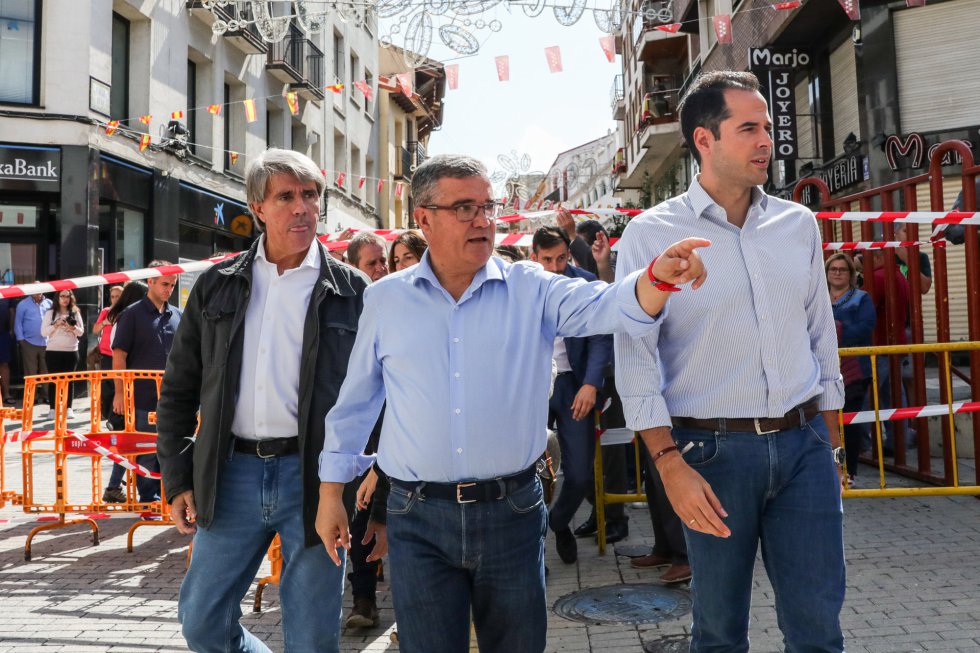 El consejero de Tranporte, Ángel Garrido, el alcalde de Arganda del Rey, Guillermo Hita, y el vicepresidente de la Comunidad, Ignacio Aguado El consejero de Tranporte, Ángel Garrido, el alcalde de Arganda del Rey, Guillermo Hita, y el vicepresidente de la Comunidad, Ignacio Aguado
