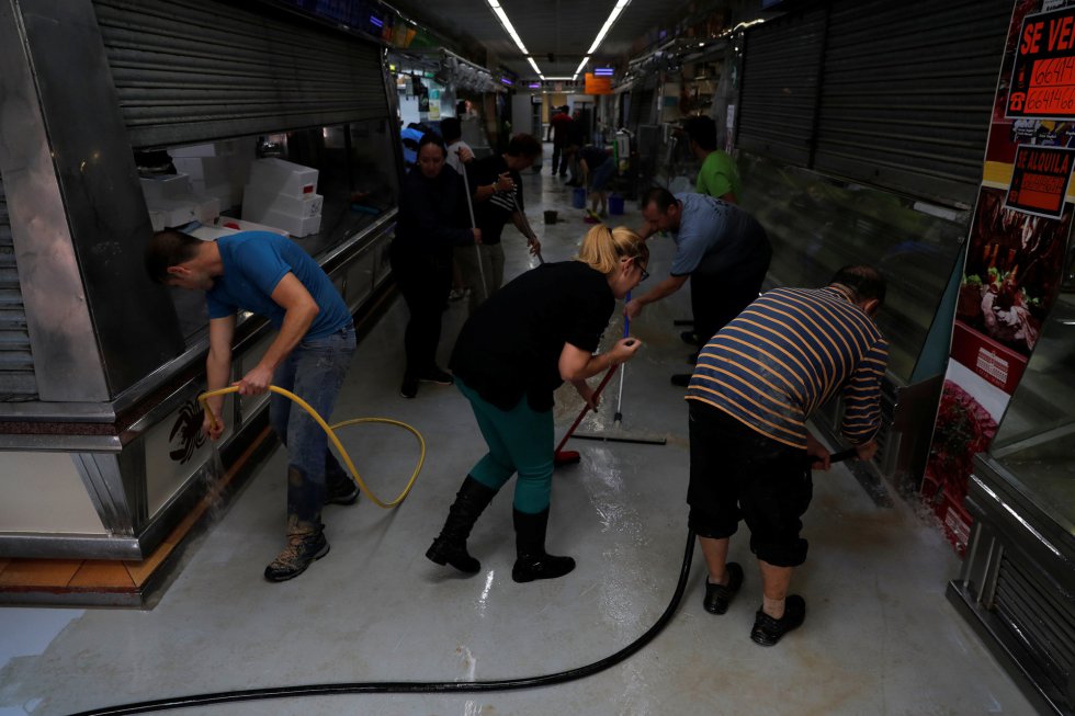 Vecinos de Arganda ayudan a limpiar un mercado. Vecinos de Arganda ayudan a limpiar un mercado.