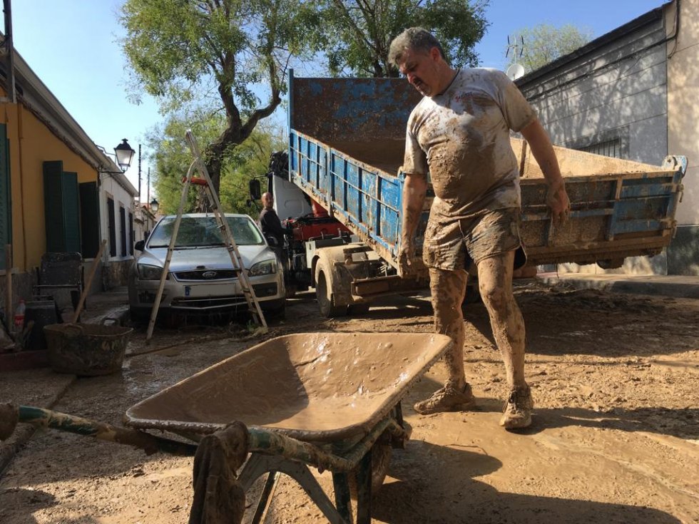 Vecinos ayudan en la limpieza de la calle de la Soledad en Arganda del Rey. Vecinos ayudan en la limpieza de la calle de la Soledad en Arganda del Rey.
