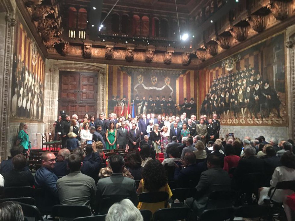 Tras el acto de entrega de las Altas Distinciones, se ha producido la tradicional foto de familia entre los premiados y las autoridades presentes Tras el acto de entrega de las Altas Distinciones, se ha producido la tradicional foto de familia entre los premiados y las autoridades presentes