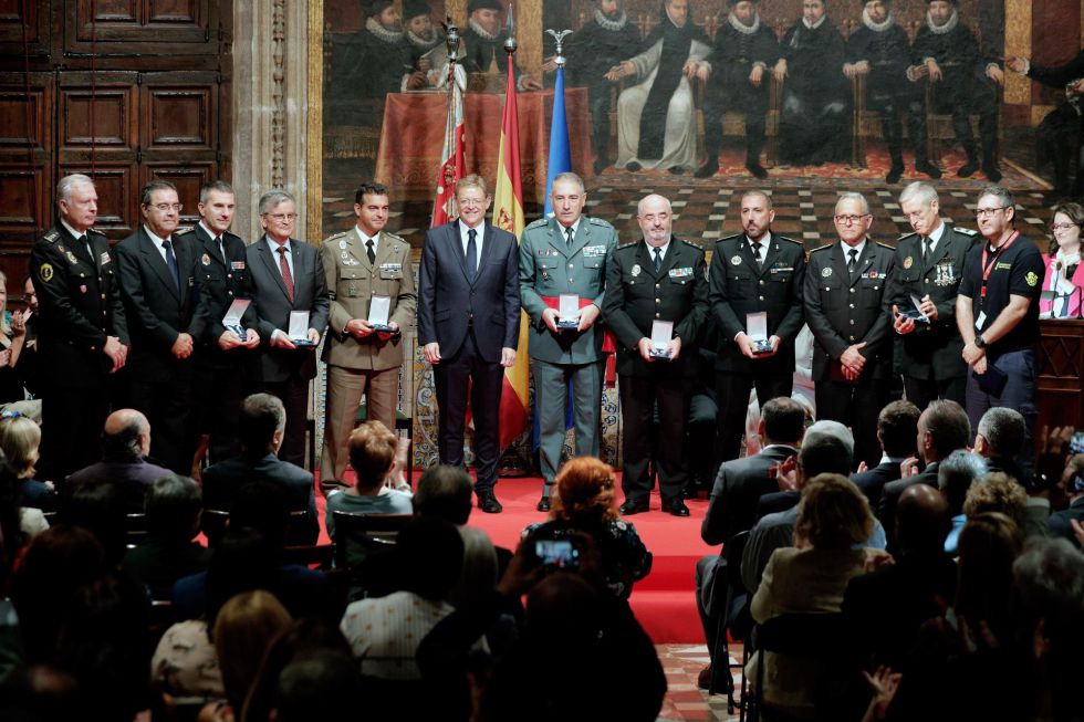 La Generalitat celebra el 9 d'Octubre con la entrega de sus distinciones, entre otros, a los equipos de respuesta civil y militar que trabajaron durante la gota fría de septiembre La Generalitat celebra el 9 d'Octubre con la entrega de sus distinciones, entre otros, a los equipos de respuesta civil y militar que trabajaron durante la gota fría de septiembre