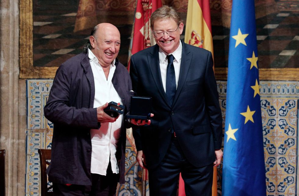 El president de La Generalitat, Ximo Puig entrega al diseñador Francis Montesinos, la Alta Distinción de la Generalitat Valenciana durante el acto institucional del 9 d'Octubre El president de La Generalitat, Ximo Puig entrega al diseñador Francis Montesinos, la Alta Distinción de la Generalitat Valenciana durante el acto institucional del 9 d'Octubre
