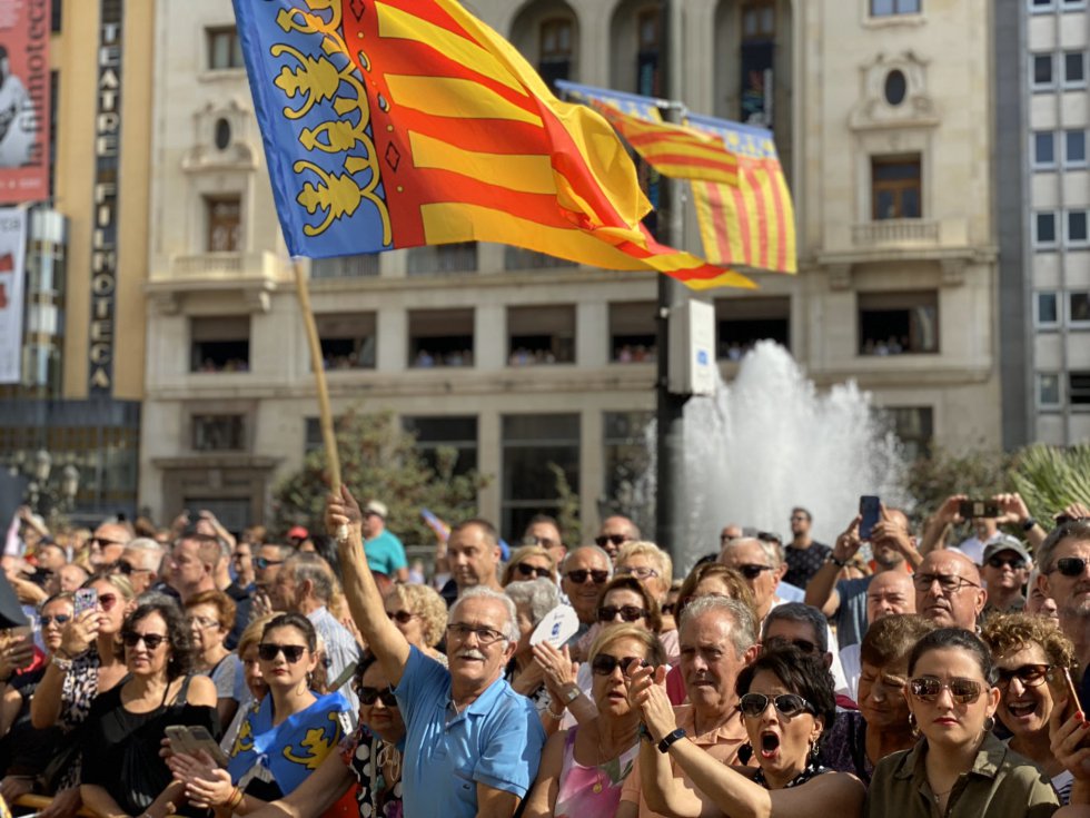 Muchos ciudadanos han acudido a la procesión para ver desfilar a la Senyera este 9 d'Octubre Muchos ciudadanos han acudido a la procesión para ver desfilar a la Senyera este 9 d'Octubre