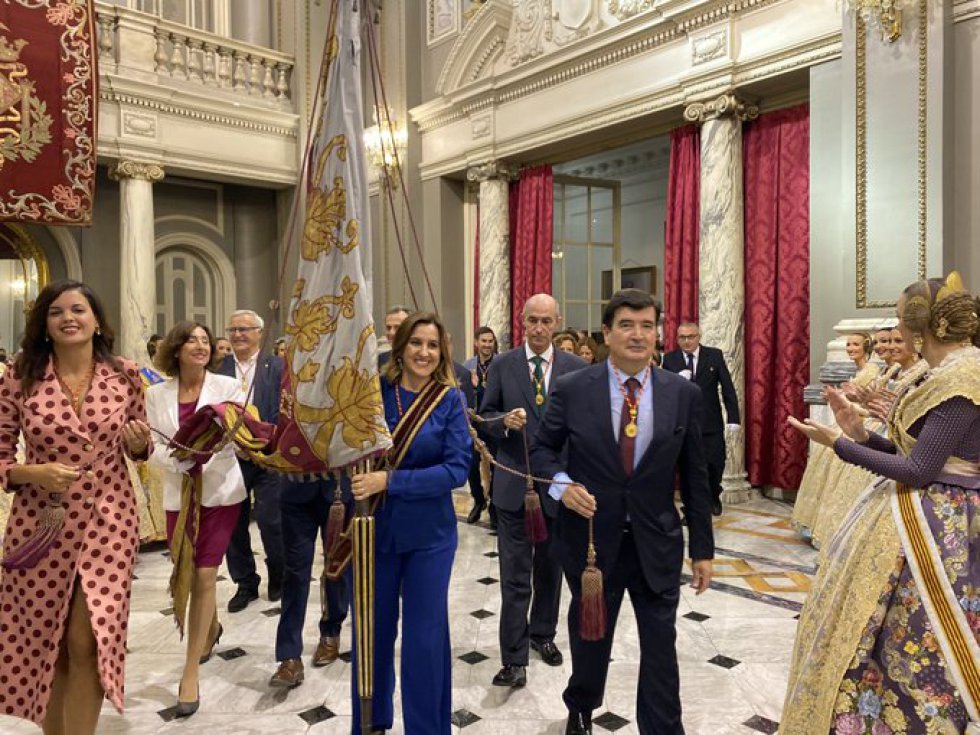 María José Catalá ha portado la bandera este año y ha contado con la ayuda del representantes del resto de fuerzas políticas del Ayuntamiento María José Catalá ha portado la bandera este año y ha contado con la ayuda del representantes del resto de fuerzas políticas del Ayuntamiento