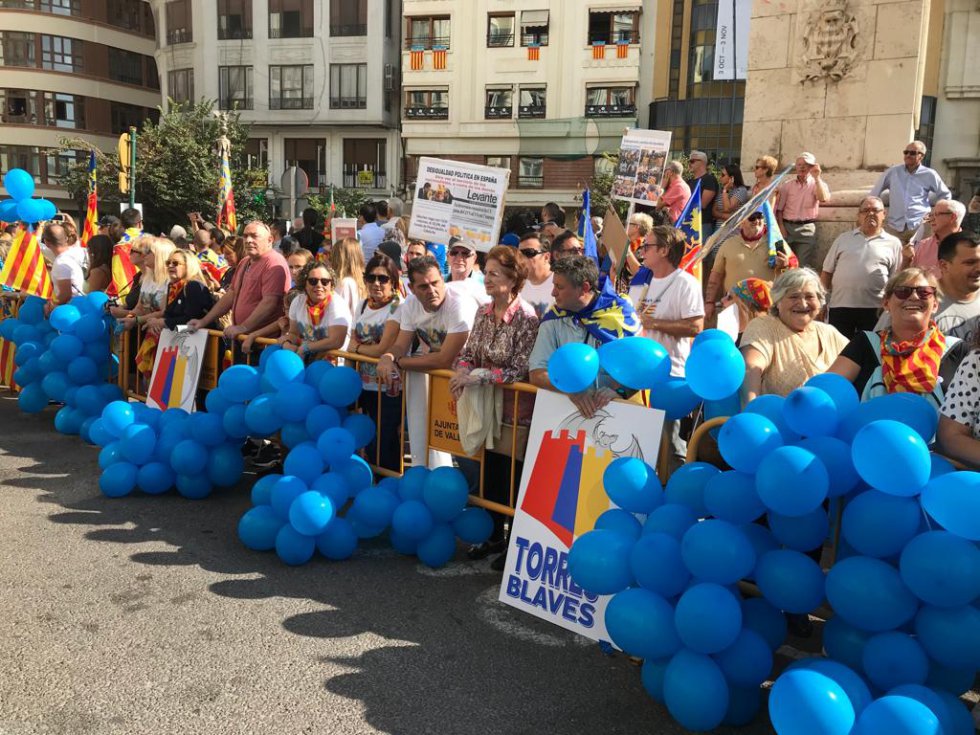 Algunos ciudadanos han llevado sus reivindicaciones hasta la manifestación cívica del Nou d'Octubre Algunos ciudadanos han llevado sus reivindicaciones hasta la manifestación cívica del Nou d'Octubre