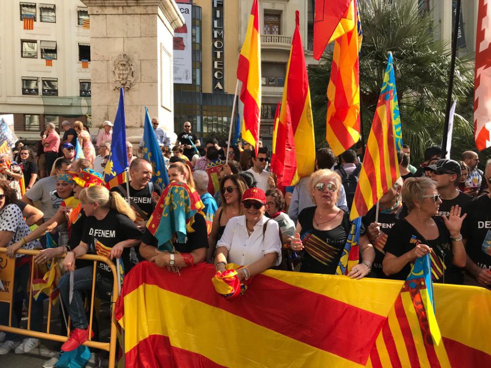 Algunos ciudadanos han llevado sus reivindicaciones hasta la manifestación cívica del Nou d'Octubre Algunos ciudadanos han llevado sus reivindicaciones hasta la manifestación cívica del Nou d'Octubre