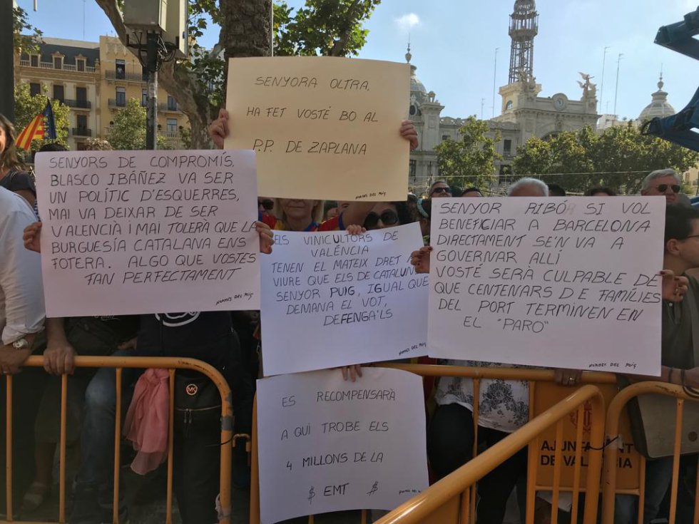 Algunos ciudadanos han llevado sus reivindicaciones hasta la manifestación cívica del Nou d'Octubre Algunos ciudadanos han llevado sus reivindicaciones hasta la manifestación cívica del Nou d'Octubre