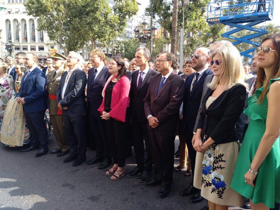 A la procesión cívica han acudido representantes políticos de la Comunitat y del Gobierno central. Entre ellos el ministro de Ciencia e Innovación en funciones, Pedro Duque. A la procesión cívica han acudido representantes políticos de la Comunitat y del Gobierno central. Entre ellos el ministro de Ciencia e Innovación en funciones, Pedro Duque.
