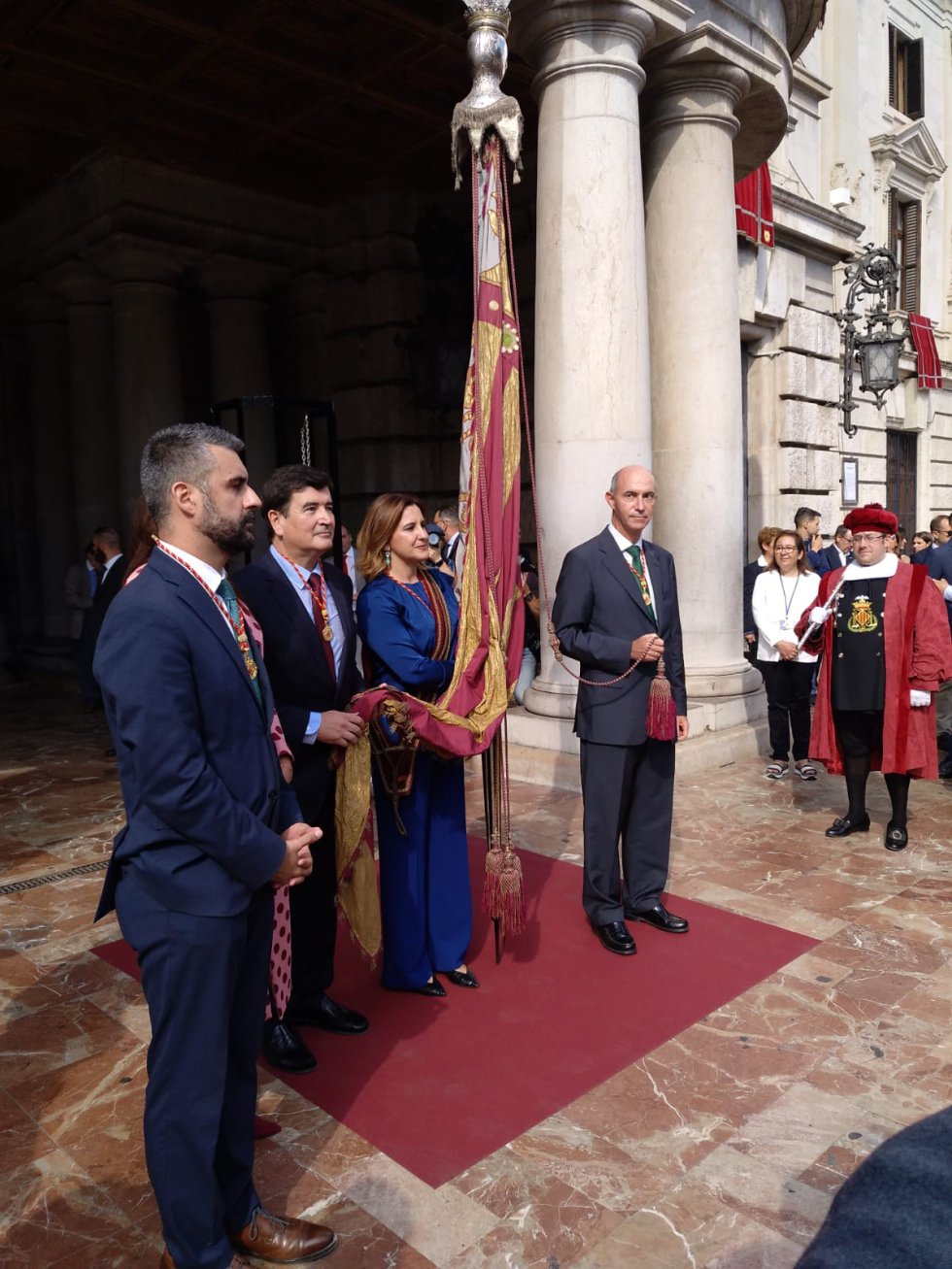 María José Catalá ha portado la bandera este año y ha contado con la ayuda del representantes del resto de fuerzas políticas del Ayuntamiento María José Catalá ha portado la bandera este año y ha contado con la ayuda del representantes del resto de fuerzas políticas del Ayuntamiento